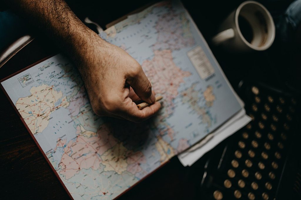 arrivees de touristes internationaux — Man looking for new travel destinations on the world map
