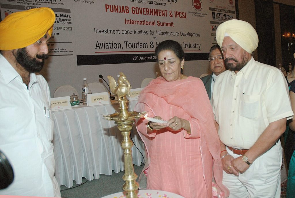 marketing digital Maroc — The Union Minister for Tourism and Culture, Smt. Ambika Soni lighting the lamp to inaugurate the International Conference on Tourism, Hospitality and Aviation Industry, in New Delhi on August 28, 2006