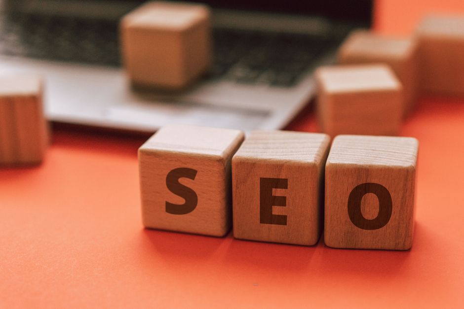 marketing digital Maroc — Des blocs en bois épelant SEO sur un clavier d'ordinateur portable véhiculent des concepts de marketing numérique.