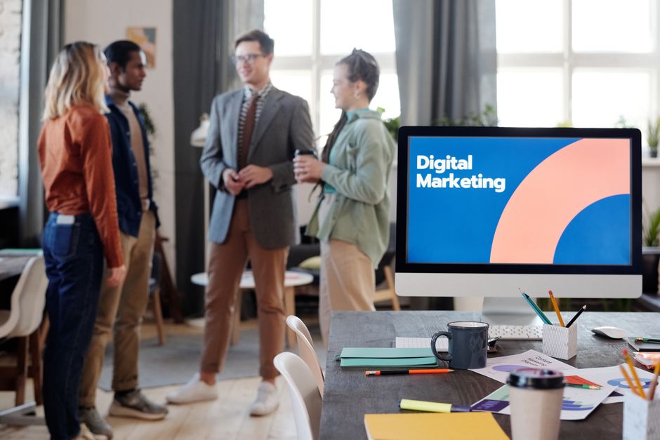 marketing digital Maroc — Une équipe diversifiée collabore dans un bureau moderne, discutant des stratégies de marketing numérique.