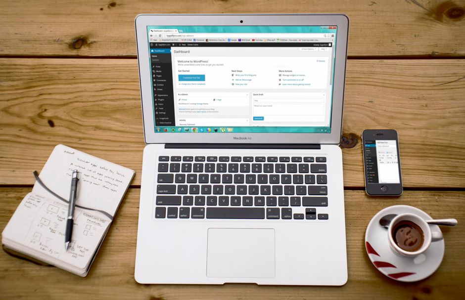 serveur de commande — Une scène de bureau à domicile confortable avec un ordinateur portable, un carnet, un smartphone et un café, parfaite pour la productivité.