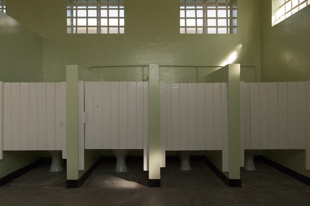 sites web — Communal toilets, Maximum Security Prison, Robben Island (01)