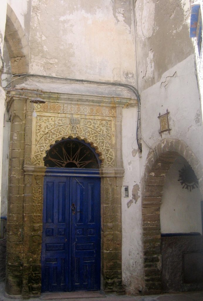 Tourisme chez l'habitant — Entrance to a traditional house in the old medina of the city of Essaouira, Morocco
