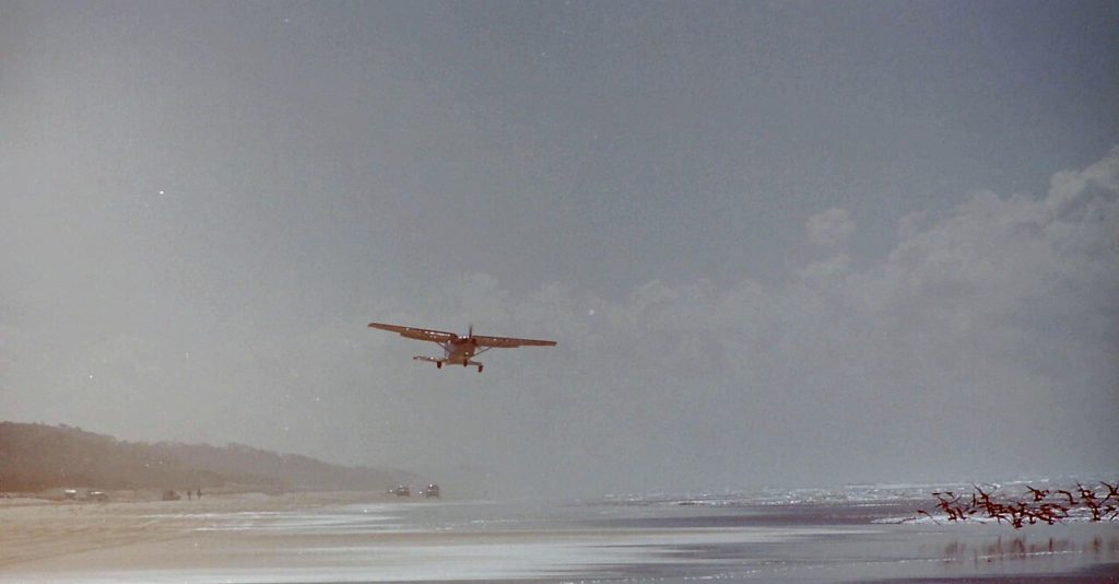 Tourisme Maroc — Airplane taking off from 75 Mile Beach, Fraser Island, 2001