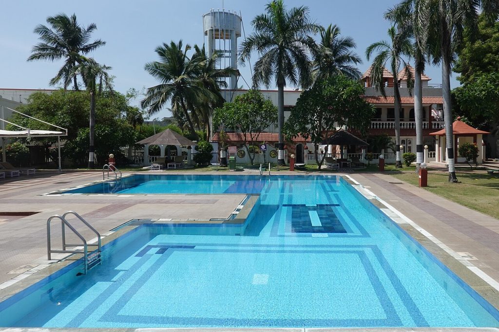touristes francais — Ideal Beach Resort Pool Mahabalipuram Sep22 R16 06310